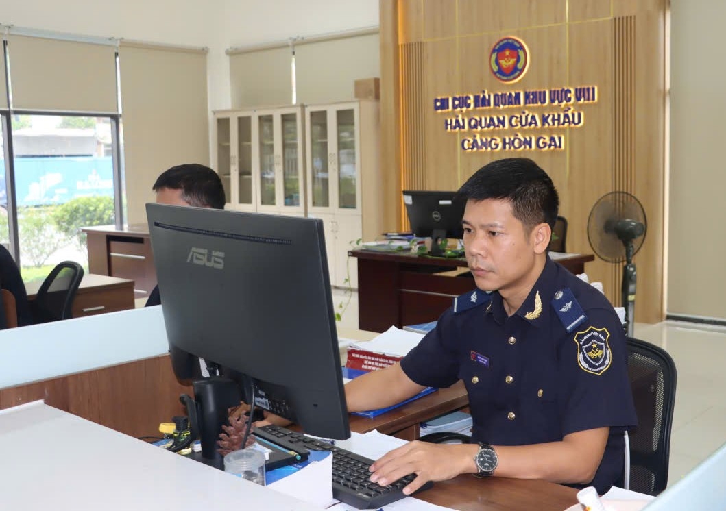 Hoạt động nghiệp vụ tại Hải quan cửa khẩu cảng Hòn Gai, Chi cục Hải quan khu vực VIII. Ảnh: Quang Hùng