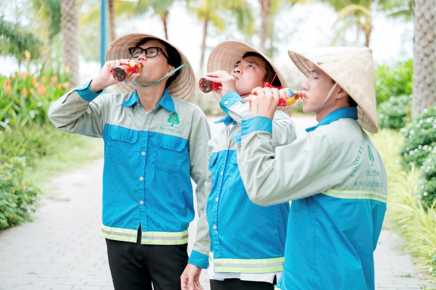 Nữ công nhân có thêm 50 triệu đồng trả nợ xây nhà nhờ một lần xé nhãn chai nước