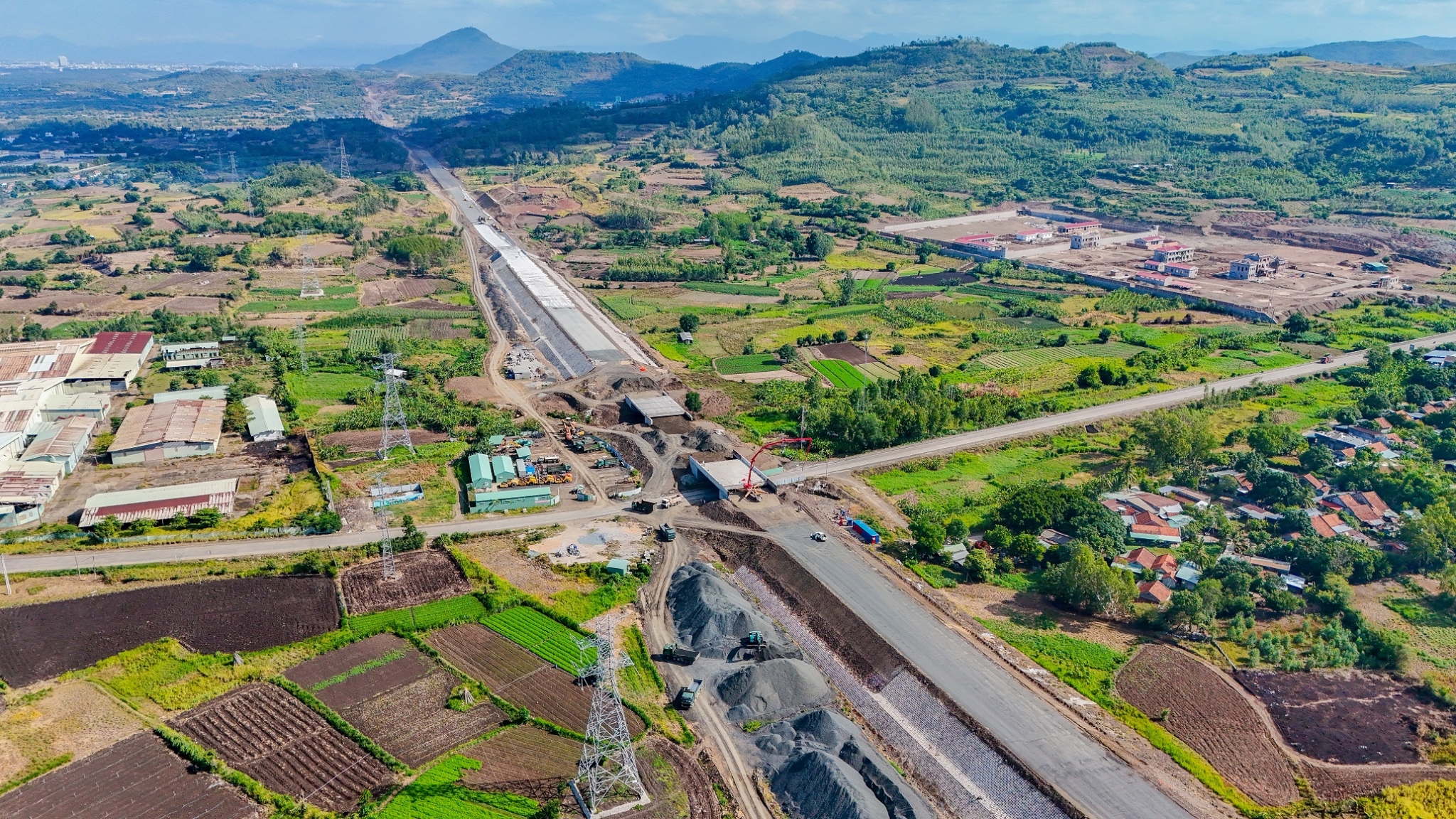 Đầu tư công tăng tốc: Đưa nguồn lực lớn vào nền kinh tế, tạo đà cho tăng trưởng Đầu tư công tăng tốc: Đưa nguồn lực lớn vào nền kinh tế, tạo đà cho tăng trưởng