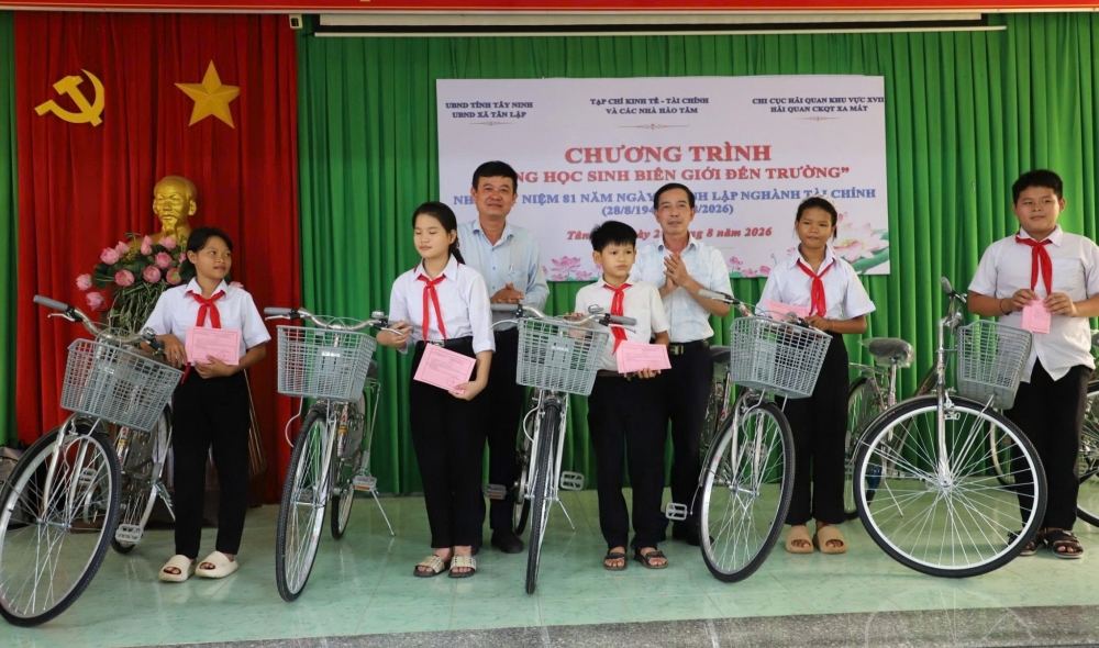 Tiếp sức học sinh có hoàn cảnh khó khăn ở biên giới đến trường