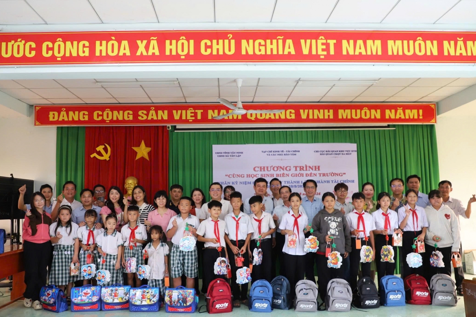 Tiếp sức học sinh có hoàn cảnh khó khăn ở biên giới đến trường