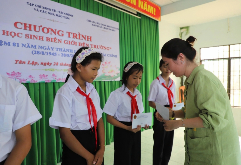 Tiếp sức học sinh có hoàn cảnh khó khăn ở biên giới tới trường
