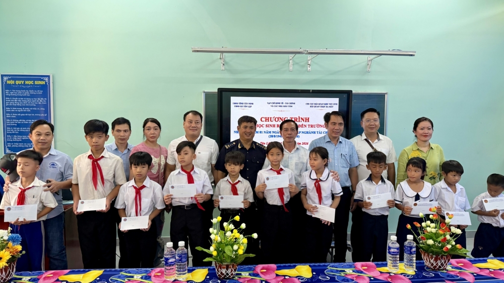 Tiếp sức học sinh có hoàn cảnh khó khăn ở biên giới tới trường