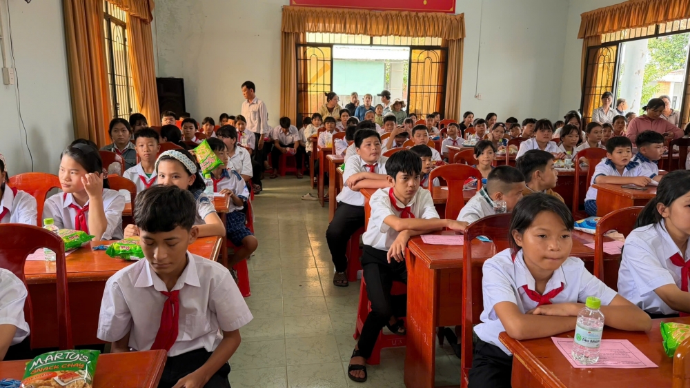 Tiếp sức học sinh có hoàn cảnh khó khăn ở biên giới đến trường
