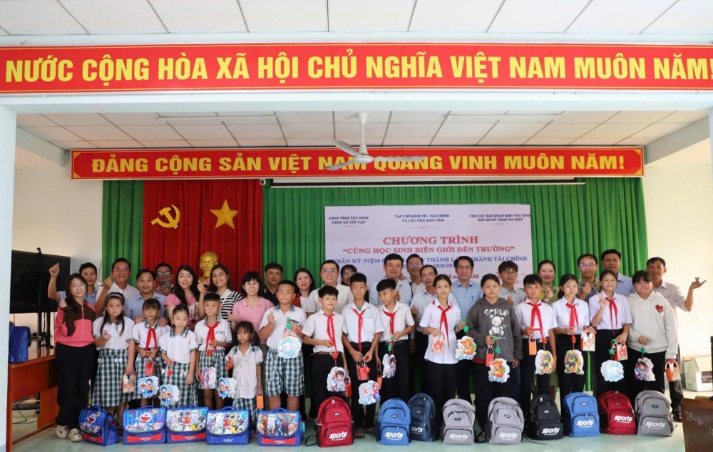 Tiếp sức học sinh có hoàn cảnh khó khăn ở biên giới đến trường