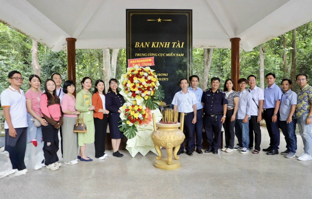 Tiếp sức học sinh có hoàn cảnh khó khăn ở biên giới đến trường