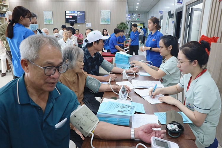 Bệnh mạn tính gia tăng ngày càng gây áp lực mạnh, đòi hỏi chính sách bảo hiểm y tế phải thích ứng kịp thời.
