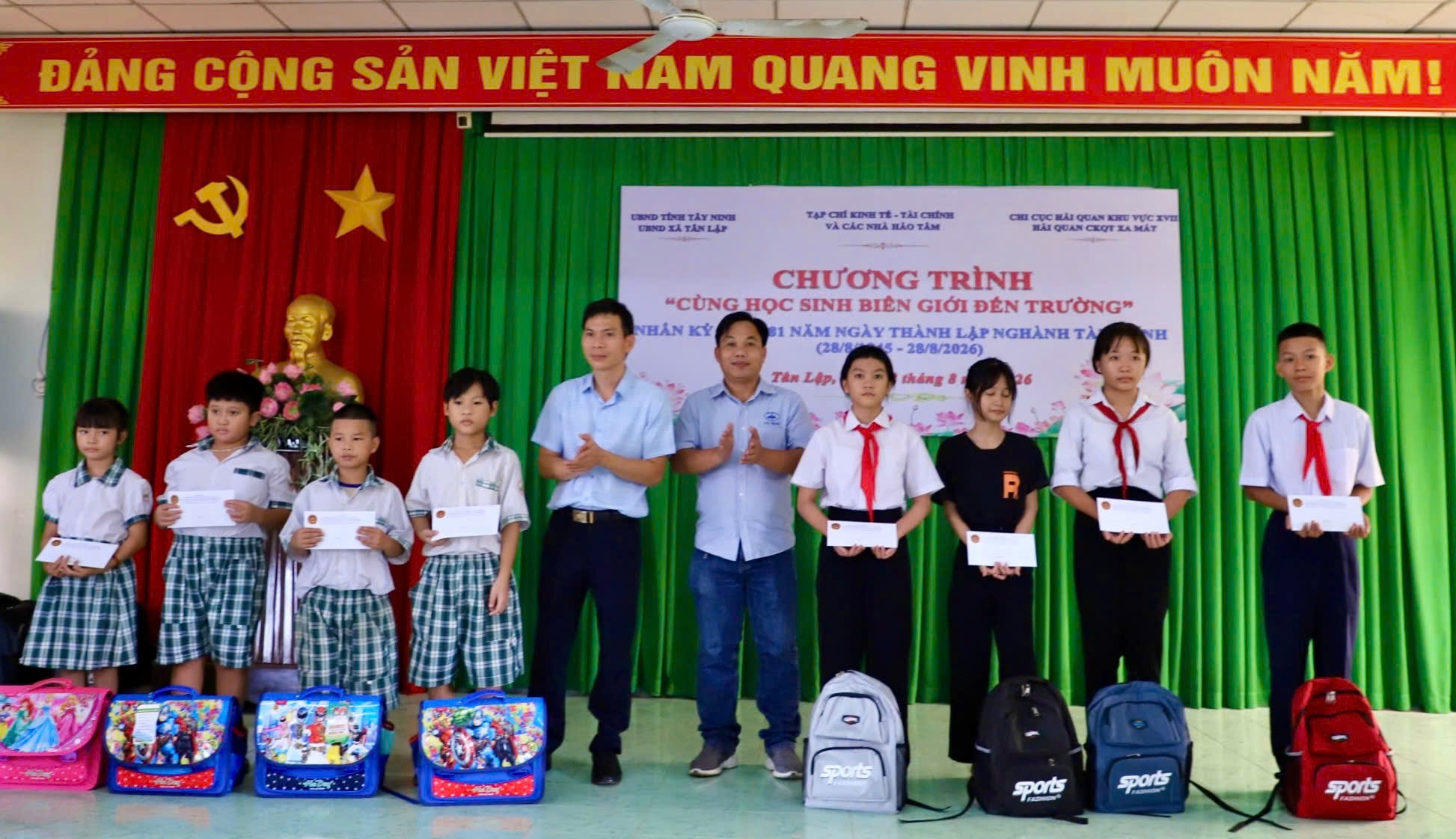 Tiếp sức học sinh có hoàn cảnh khó khăn ở biên giới đến trường
