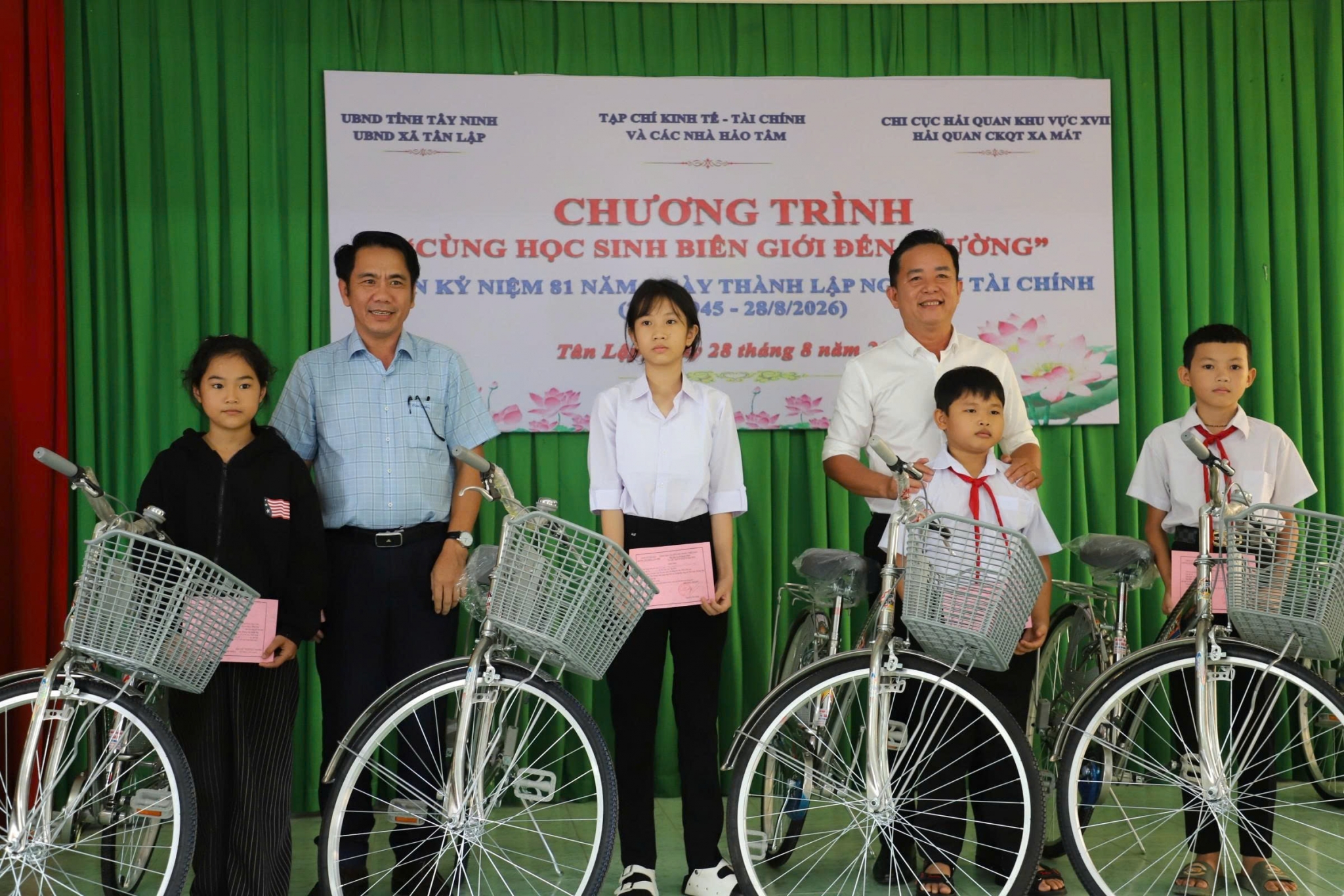 Tiếp sức học sinh có hoàn cảnh khó khăn ở biên giới đến trường