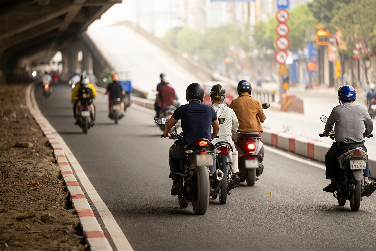 Điều gì xảy ra trong một phần giây khi người đi xe máy phanh gấp?