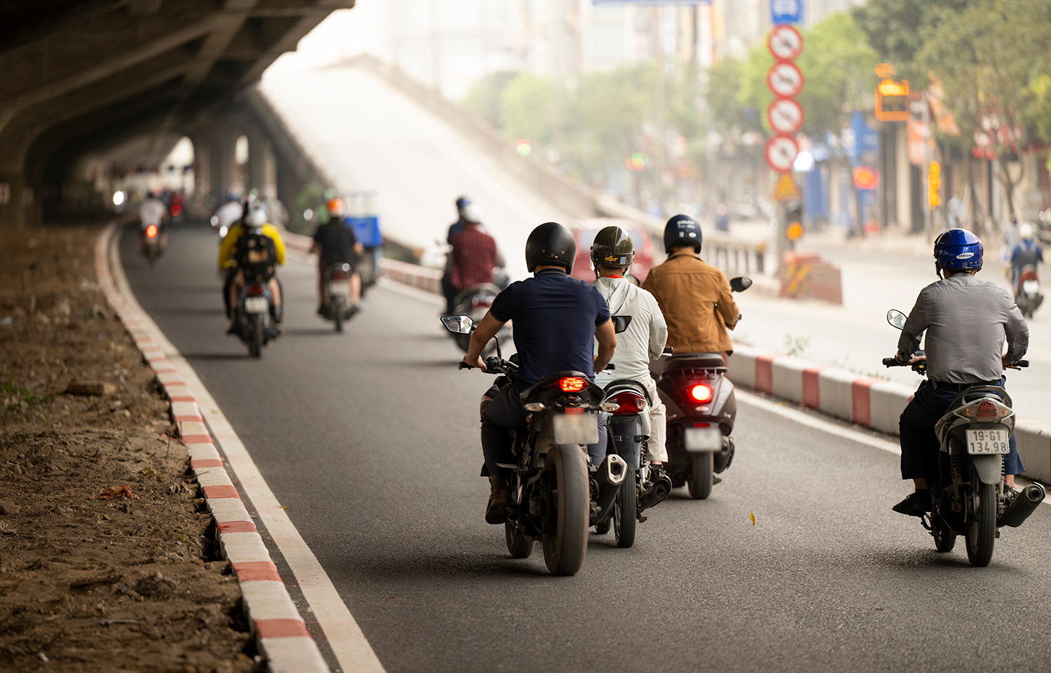 Điều gì xảy ra trong một phần giây khi người đi xe máy phanh gấp? Điều gì xảy ra trong một phần giây khi người đi xe máy phanh gấp?