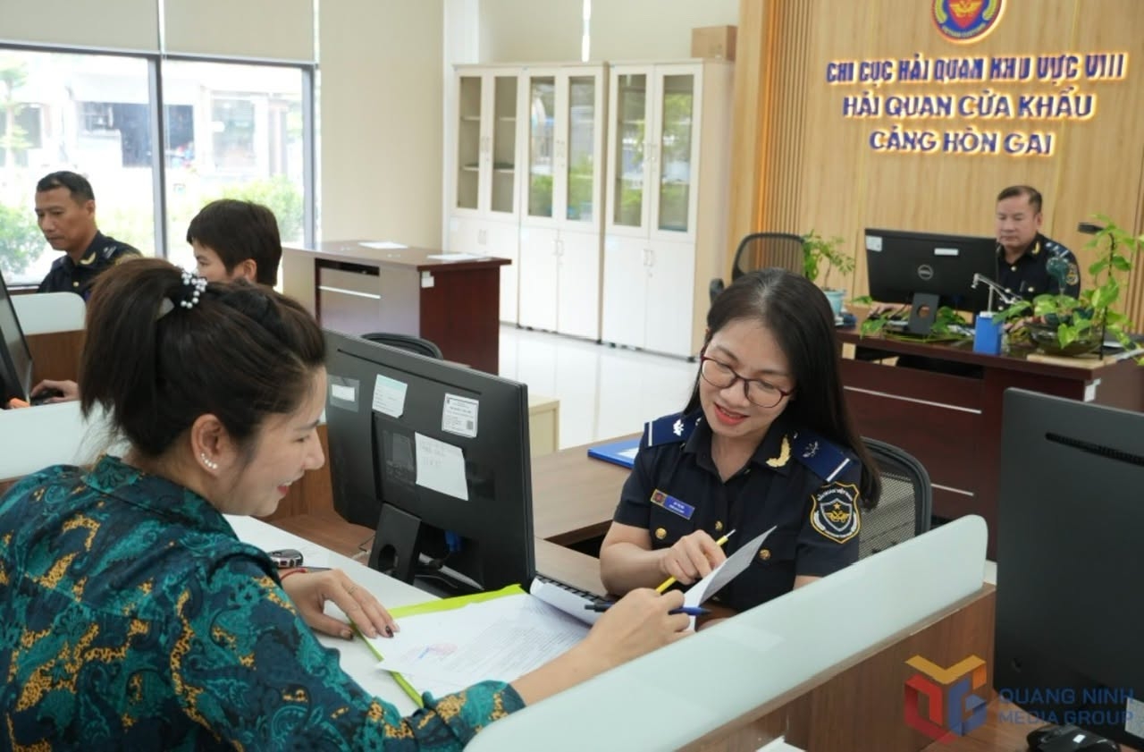 Công chức Hải quan cửa khẩu cảng Hòn Gai tận tình hỗ trợ doanh nghiệp trong quá trình thực hiện thủ tục. Ảnh: Hải quan CK cảng Hòn Gai