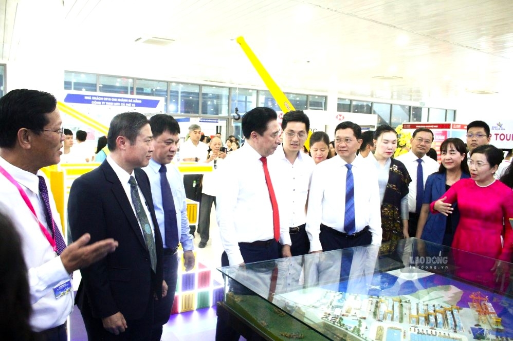 Các đại biểu tham quan khu vực trưng bày tại Hội chợ EWEC - Đà Nẵng 2026. Ảnh: Thanh Huyền. 