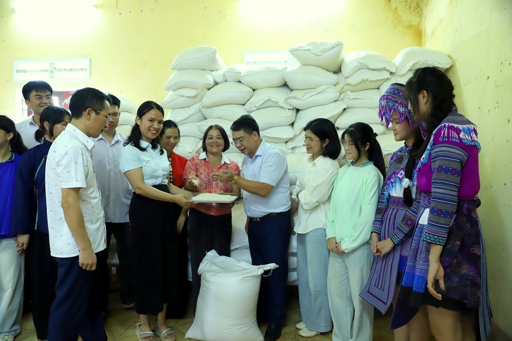 Niềm vui của học sinh vùng biên giới được nhận gạo dự trữ trước thềm năm học mới