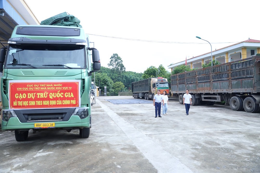 Niềm vui của học sinh vùng biên giới được nhận gạo dự trữ trước thềm năm học mới