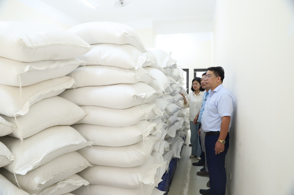 Niềm vui của học sinh vùng biên giới được nhận gạo dự trữ trước thềm năm học mới