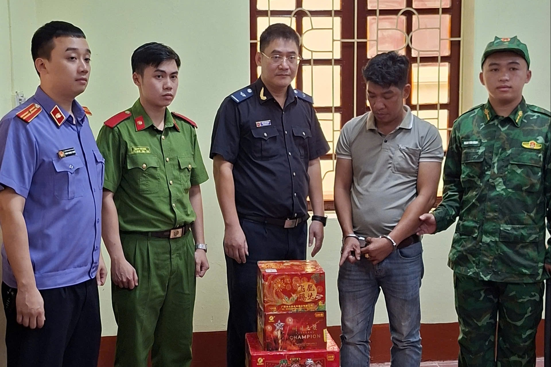 Phát hiện 15 kg pháo nổ giấu trên rơ moóc xe đầu kéo