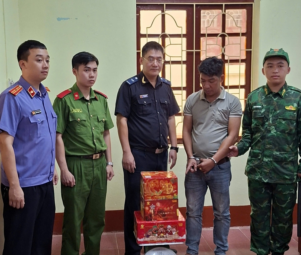 Phát hiện 15 kg pháo nổ giấu trên rơ moóc xe đầu kéo Phát hiện 15 kg pháo nổ giấu trên rơ moóc xe đầu kéo