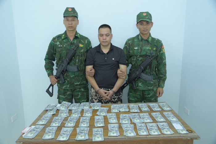 Lạng Sơn: Bắt đối tượng vận chuyển 392 tờ USD nghi giả