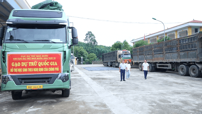 Niềm vui của học sinh vùng biên giới được nhận gạo dự trữ trước thềm năm học mới