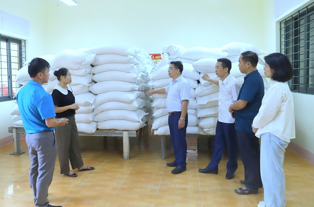 Tiên phong mang gạo dự trữ hỗ trợ học sinh vùng biên giới trước ngày tựu trường