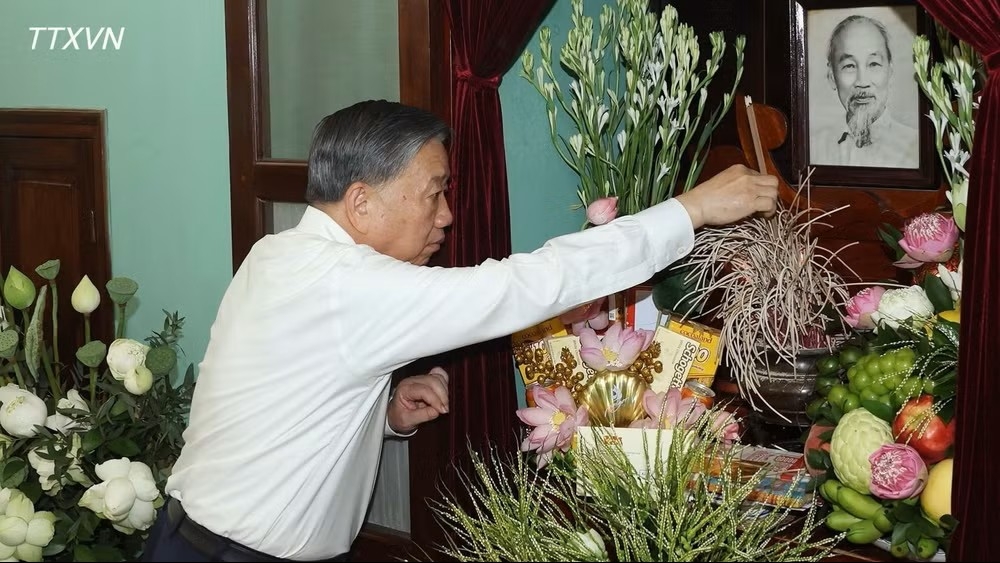 Tổng Bí thư, Chủ tịch nước Tô Lâm dâng hương tưởng nhớ Chủ tịch Hồ Chí Minh tại Hà Nội