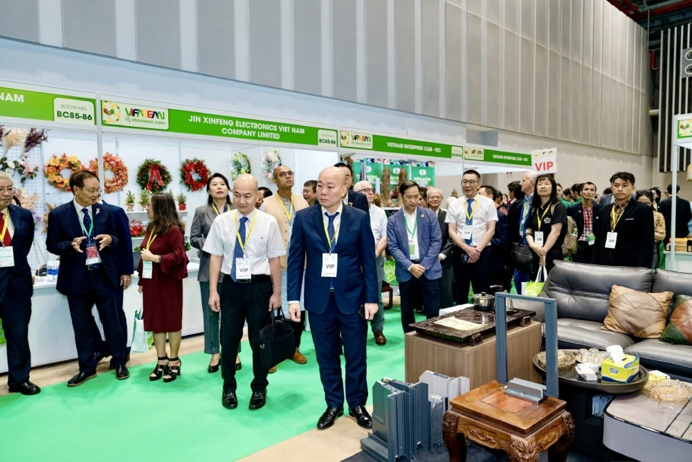 Các đại biểu tham quan gian hàng tại hội chợ. Ảnh: BTC Gần 200 doanh nghiệp kết nối, nâng giá trị cho ngành nội ngoại thất Việt Nam