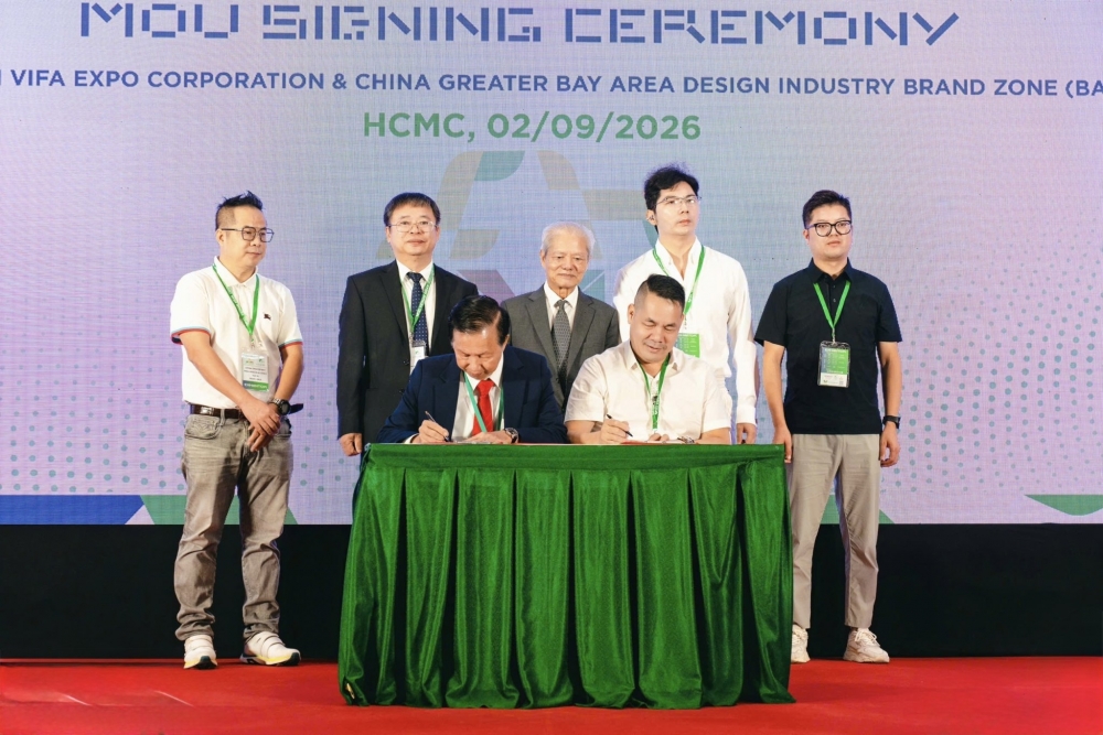 Đại diện các doanh nghiệp tham gia ký kết hợp tác trong khuôn khổ hội chợ. Ảnh: BTC Gần 200 doanh nghiệp kết nối, nâng giá trị cho ngành nội ngoại thất Việt Nam