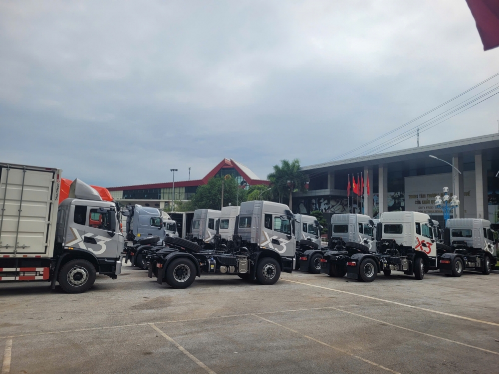 Ngoài mặt hàng nông sản thì nhóm mặt hàng ô tô chuyên dụng, máy móc, thiết bị nhập khẩu qua cửa khẩu quốc tế Hữu Nghị cũng tăng đáng kể. Ảnh: H.Nụ