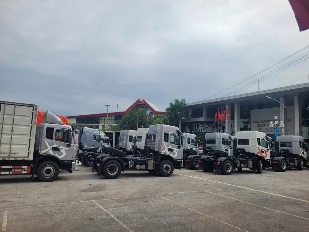 Ngoài mặt hàng nông sản thì nhóm mặt hàng ô tô chuyên dụng, máy móc, thiết bị nhập khẩu qua cửa khẩu quốc tế Hữu Nghị cũng tăng đáng kể. Ảnh: H.Nụ