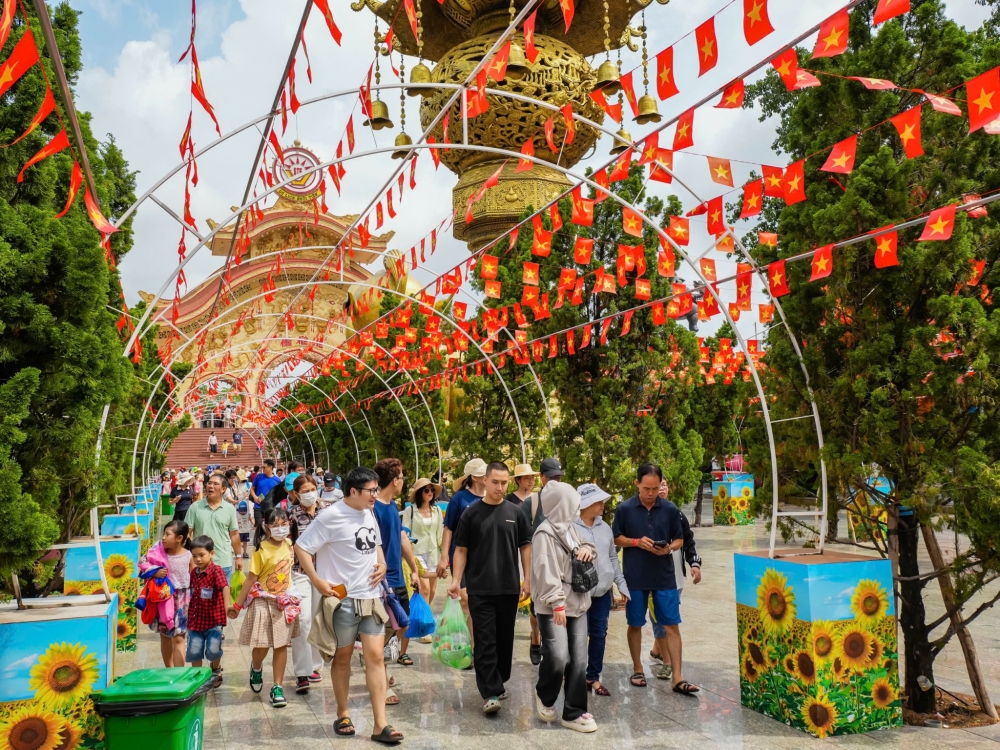 Du khách tham quan tại Khu du lịch Văn hóa Suối Tiên trong dịp lễ 2/9. Ảnh: Hoàng Tuyết Nhiều địa phương bội thu du lịch dịp lễ 2/9 với doanh thu nghìn tỷ