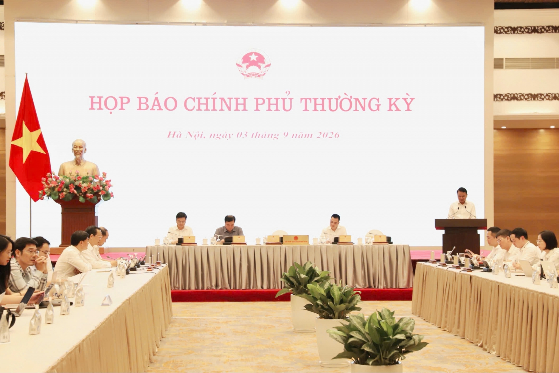 Kinh tế 8 tháng duy trì đà tăng trưởng, Chính phủ quyết liệt thực hiện các nhiệm vụ cuối năm