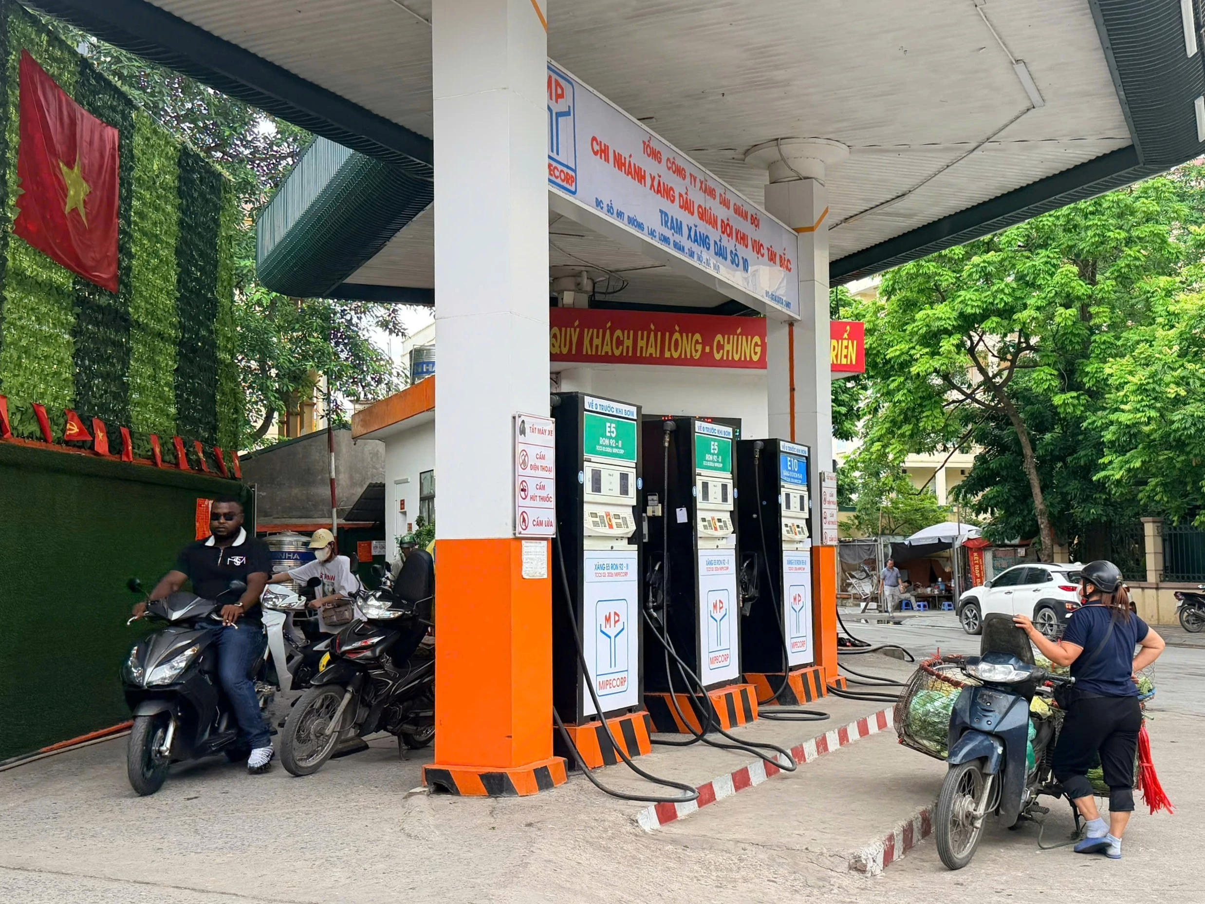 Tạm nhập tái xuất xăng dầu phải bảo đảm đúng lượng và chủng loại