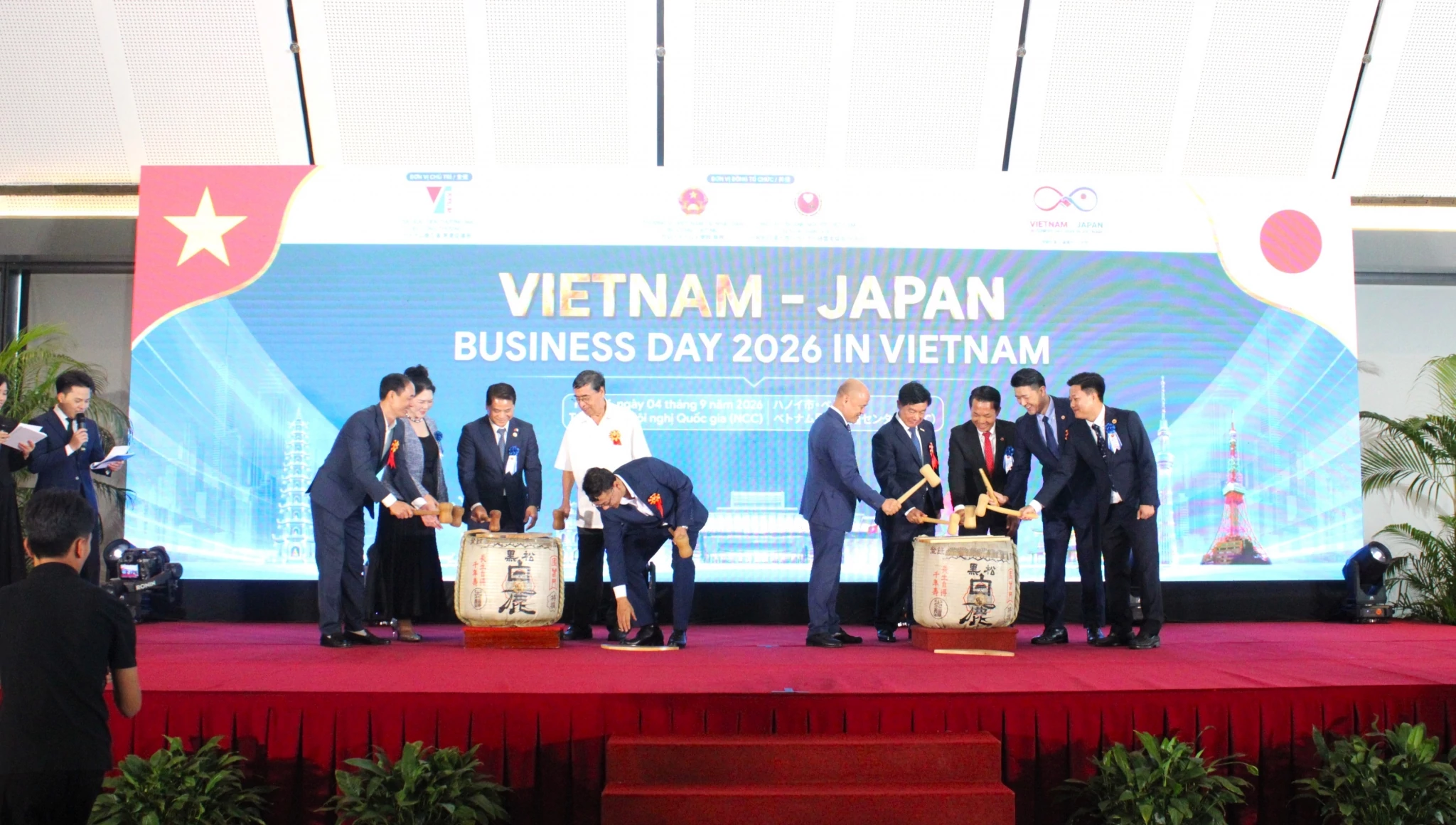 Các đại biểu thực hiện ghi thức đập rượu Sake truyền thống của người Nhật Bản. Ảnh: Trọng Nghĩa. 