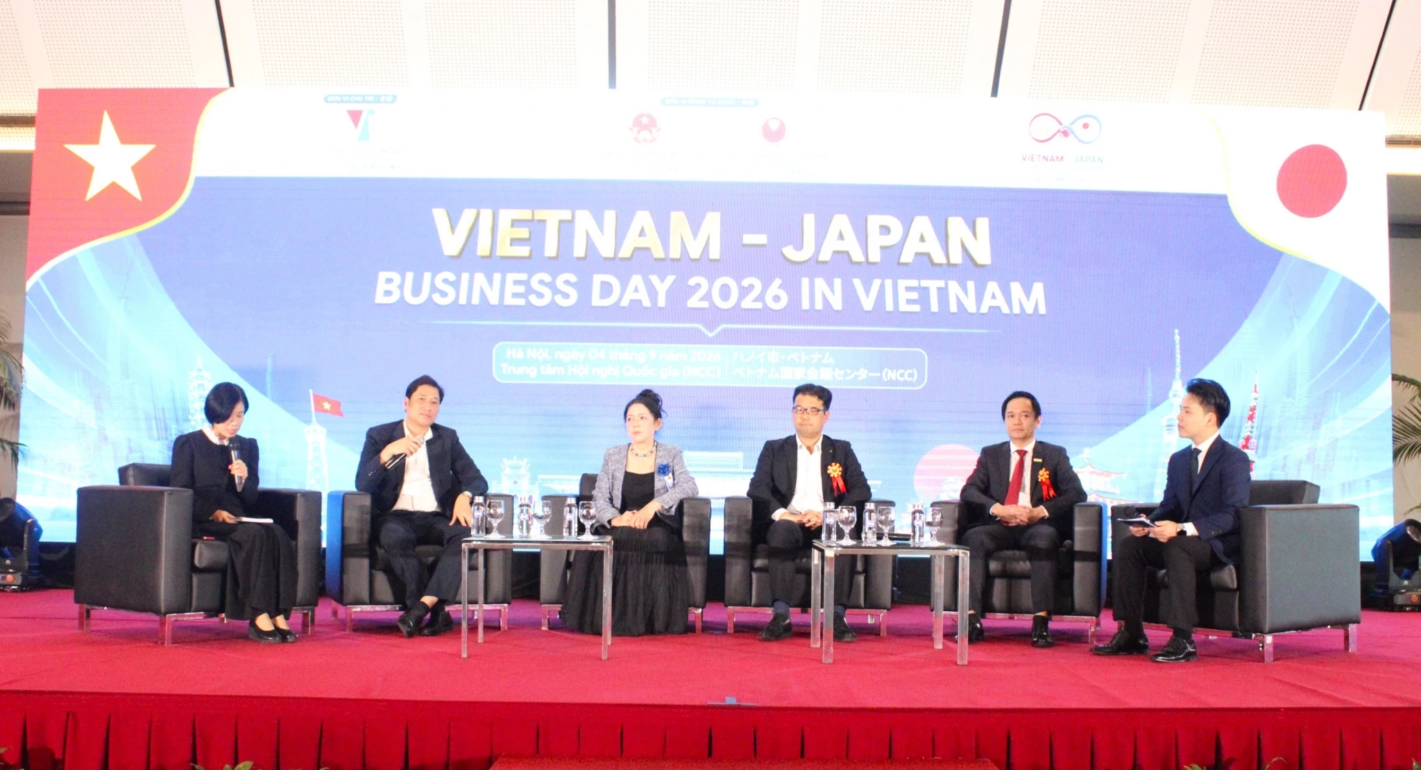 Các chuyên gia, khách mời tham gia trao đổi, giải đáp thắc mắc của doanh nghiệp tại phiên thảo luận. Ảnh. Trọng Nghĩa. 
