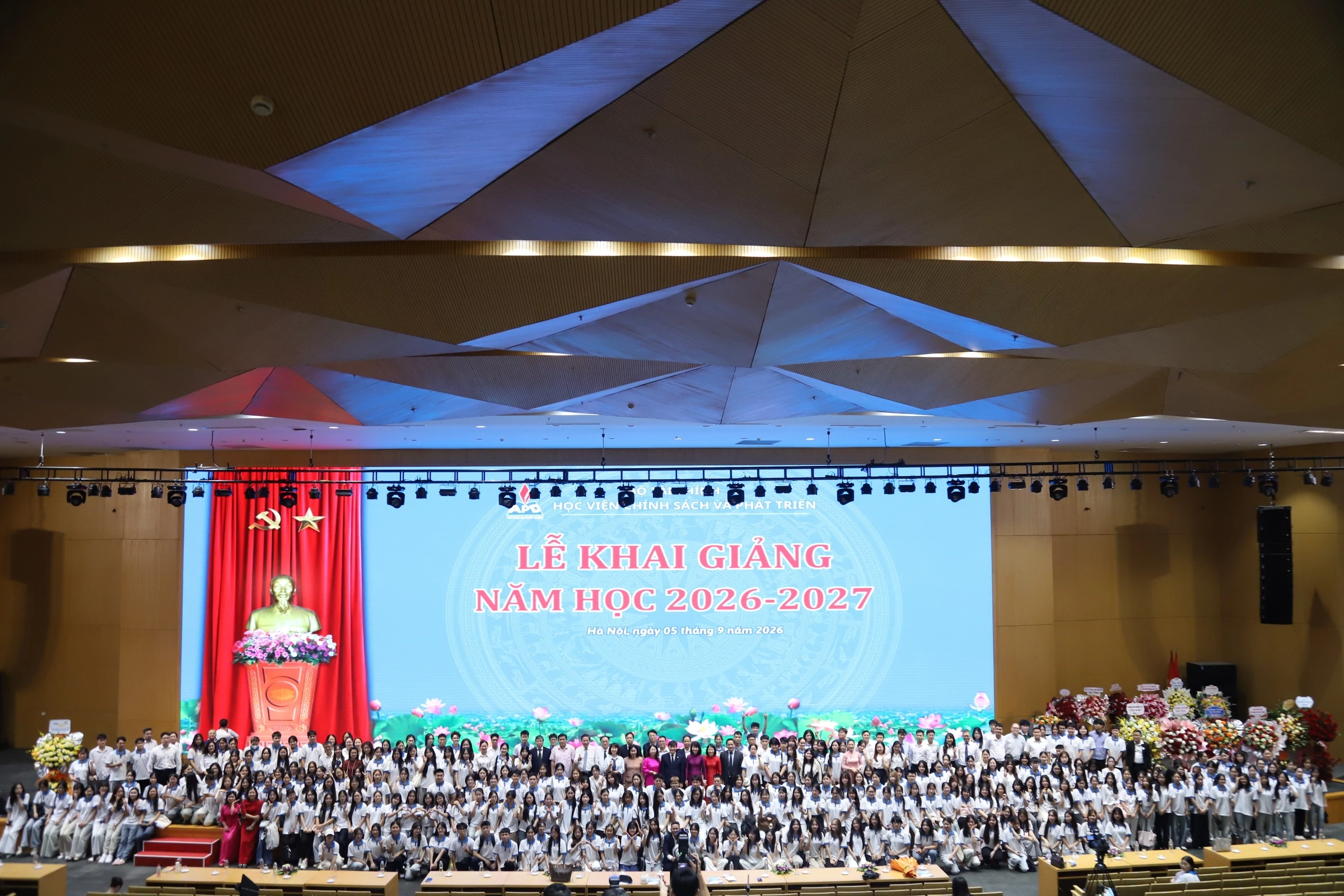 Nhà trường phải trở thành trung tâm kiến tạo tri thức, đổi mới sáng tạo Nhà trường phải trở thành trung tâm kiến tạo tri thức, đổi mới sáng tạo
