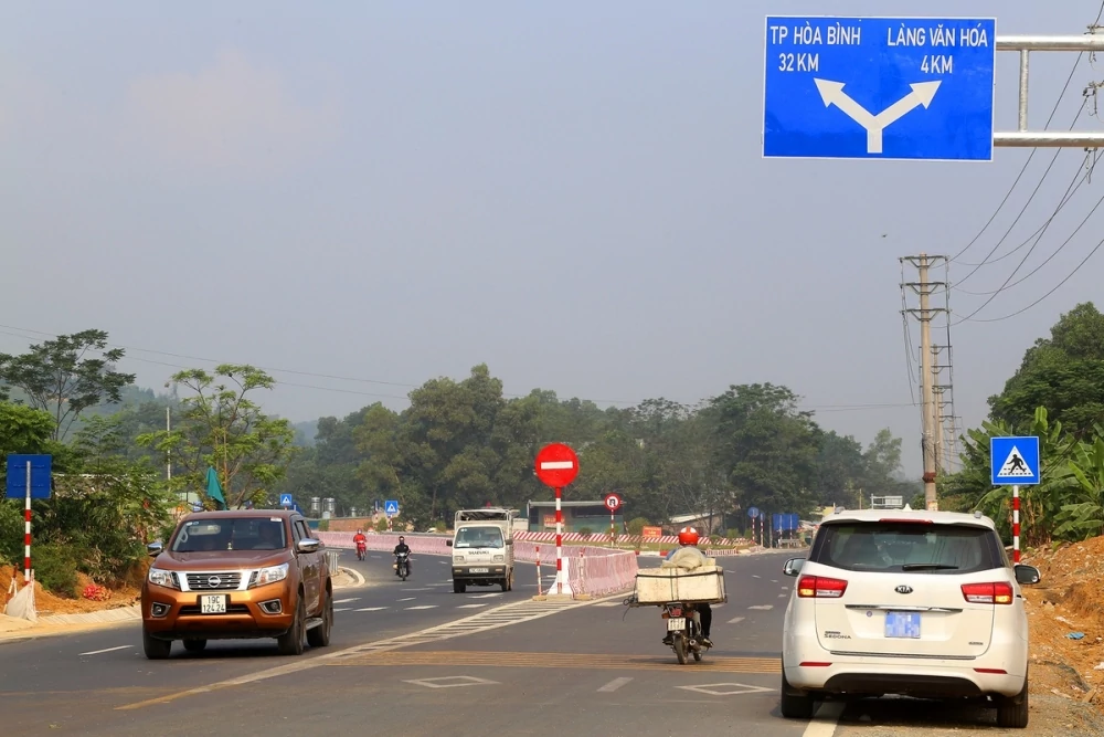 Vốn đầu tư nước ngoài thực hiện đạt 17,25 tỷ USD; Vinhomes bắt tay SGC làm 2 dự án đường sắt Đầu tư