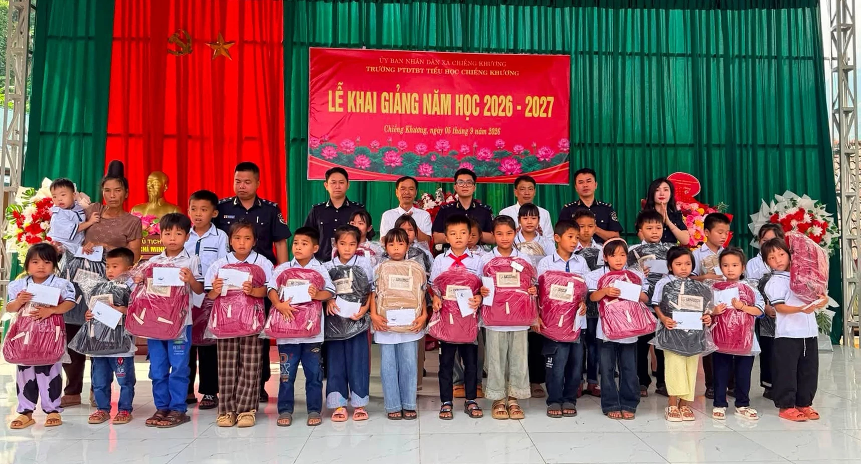 Trao quả học sinh dịp khai giảng năm học 2026 - 2027. Ảnh: Hải quan khu vực X.