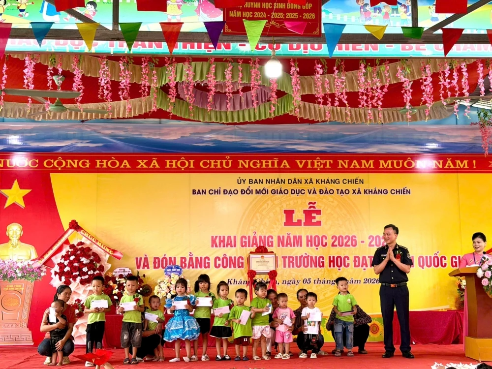 Chi cục Hải quan khu vực VI cũng trao 32 suất quà cho học sinh có hoàn cảnh khó khăn. Ảnh: Hải quan khu vực VI