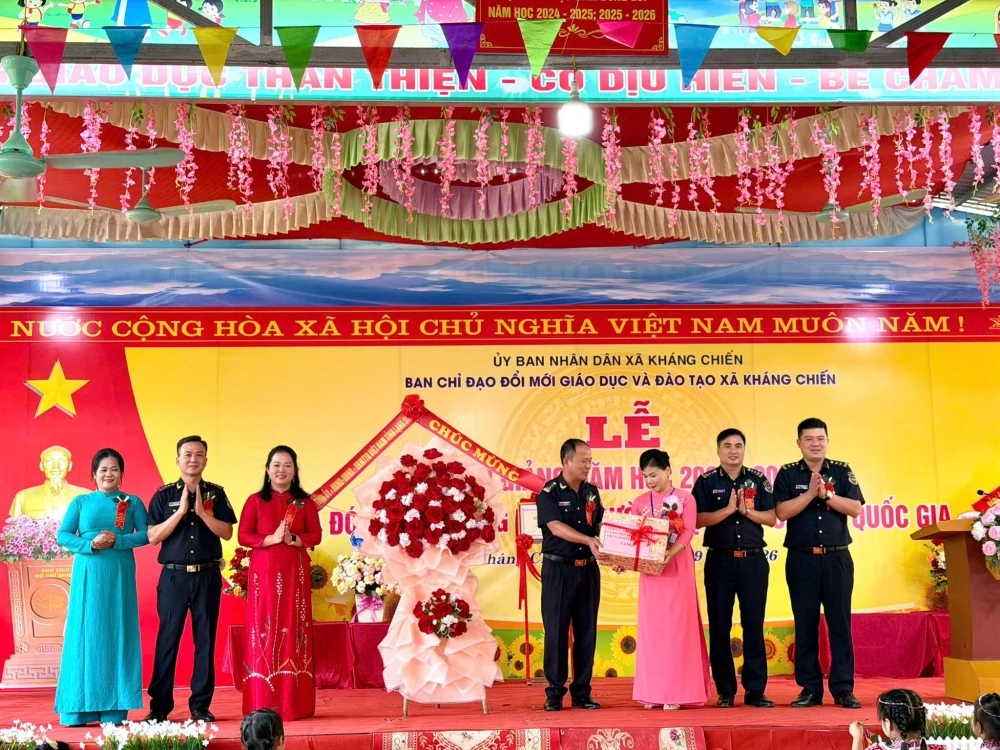 Thực hiện phân công của Tỉnh ủy Lạng Sơn, ông Nguyễn Văn Hoàn trao quà và tặng lẵng hoa đại diện cho Tỉnh uỷ- HĐND-UBND-MTTQ Việt Nam tỉnh Lạng Sơn