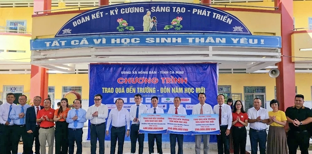 Thứ trưởng Lê Tấn Cận thăm và trao quà cho học sinh tỉnh Cà Mau Thứ trưởng Lê Tấn Cận thăm và trao quà cho học sinh tỉnh Cà Mau