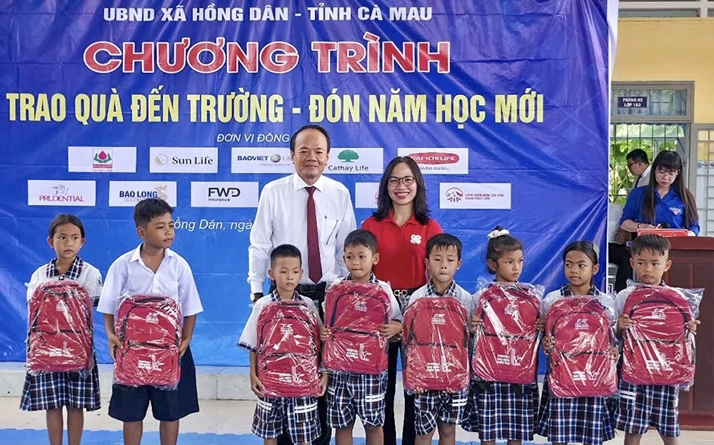 Thứ trưởng Lê Tấn Cận thăm và trao quà cho học sinh tỉnh Cà Mau Thứ trưởng Lê Tấn Cận thăm và trao quà cho học sinh tỉnh Cà Mau