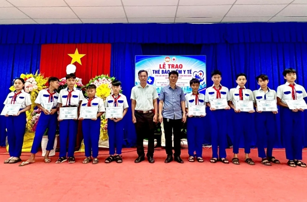 An Giang: Chung tay lo thẻ bảo hiểm y tế cho học sinh khó khăn đầu năm học