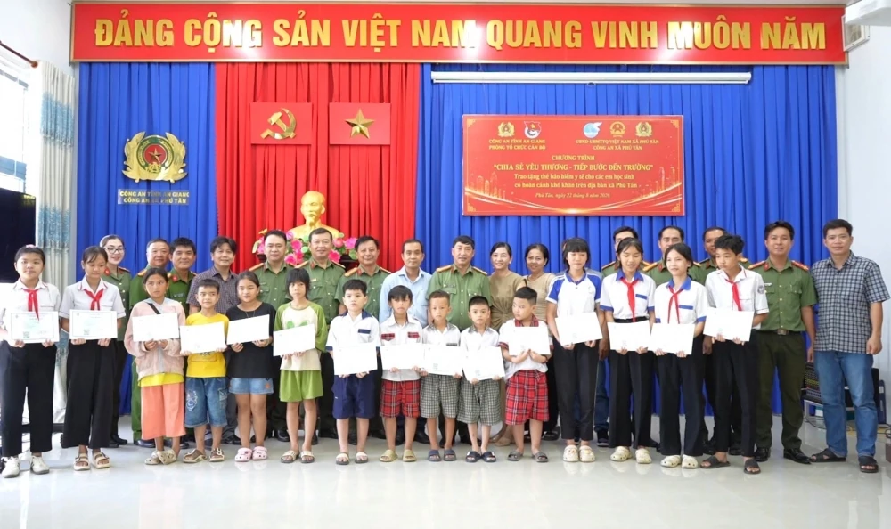 An Giang: Chung tay lo thẻ bảo hiểm y tế cho học sinh khó khăn đầu năm học
