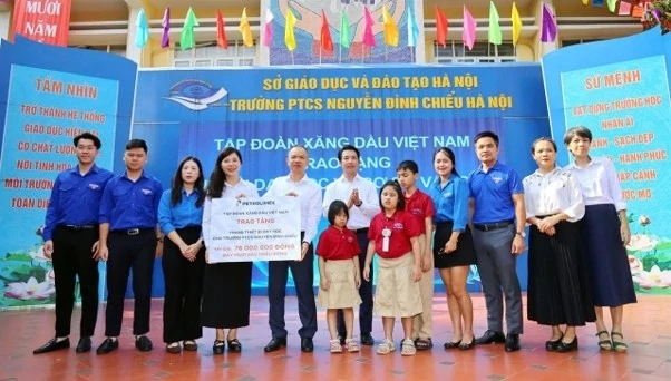 Petrolimex trao tặng “Phòng học thông minh”, thắp sáng hành trình tri thức tại Trường PTCS Nguyễn Đình Chiểu Petrolimex trao tặng “Phòng học thông minh”, thắp sáng hành trình tri thức tại Trường PTCS Nguyễn Đình Chiểu