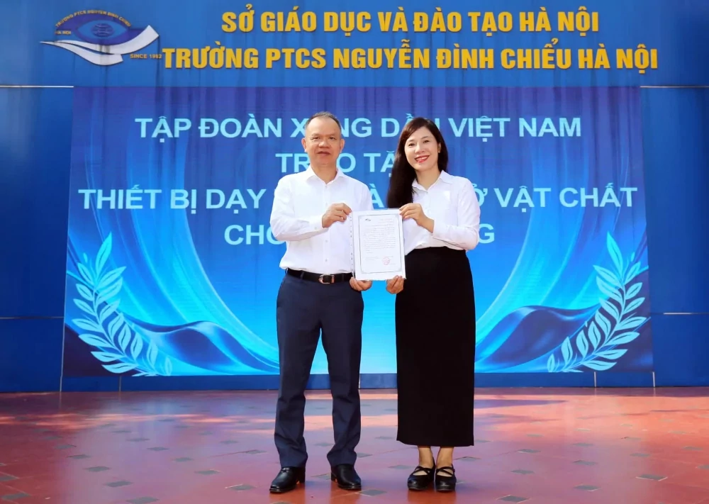 Petrolimex trao tặng “Phòng học thông minh”, thắp sáng hành trình tri thức tại Trường PTCS Nguyễn Đình Chiểu Petrolimex trao tặng “Phòng học thông minh”, thắp sáng hành trình tri thức tại Trường PTCS Nguyễn Đình Chiểu