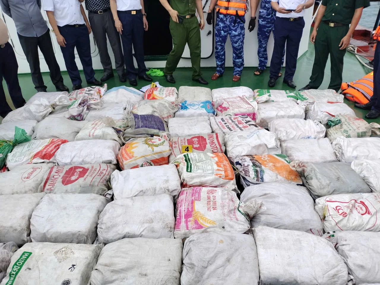 Triệt phá 2 đường dây ma túy xuyên quốc gia