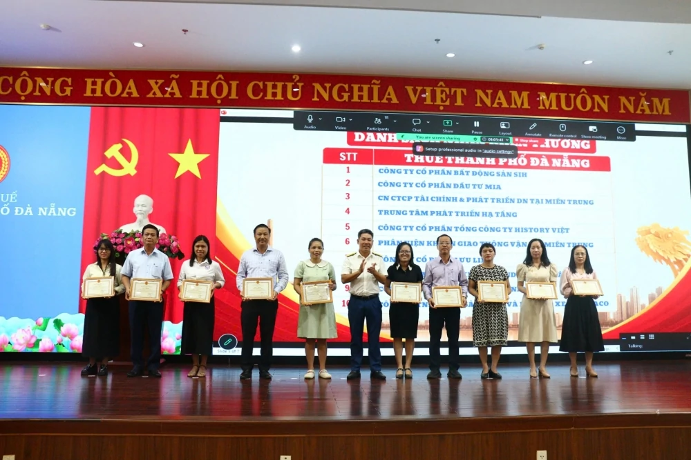 Lãnh đạo Thuế TP. Đà Nẵng trao giấy khen cho các doanh nghiệp thực hiện tốt chính sách, pháp luật thuế năm 2025. Ảnh: Chân Chân.