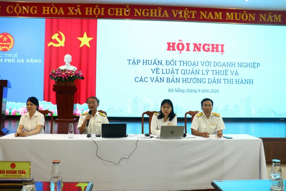 Lãnh đạo Thuế TP. Đà Nẵng tham gia đối thoại, làm rõ những vướng mắc của doanh nghiệp trong quá trình thực hiện chính sách thuế. Ảnh: Chân Chân.