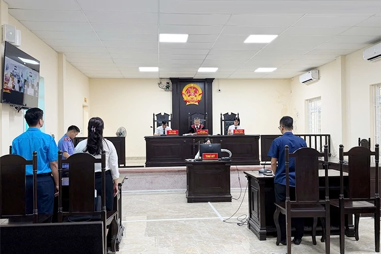 Phiên tòa xét xử vụ kiện dân sự, với nguyên đơn là Viện Kiểm sát nhân dân khu vực 12 (Hà Nội).